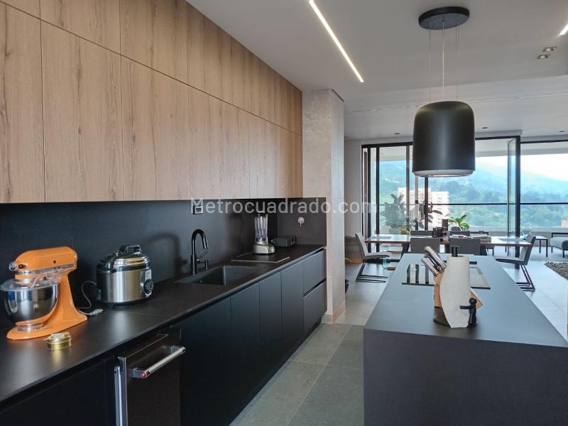 Modern 4BR Apartment in Exclusive Area of El Poblado - 6
