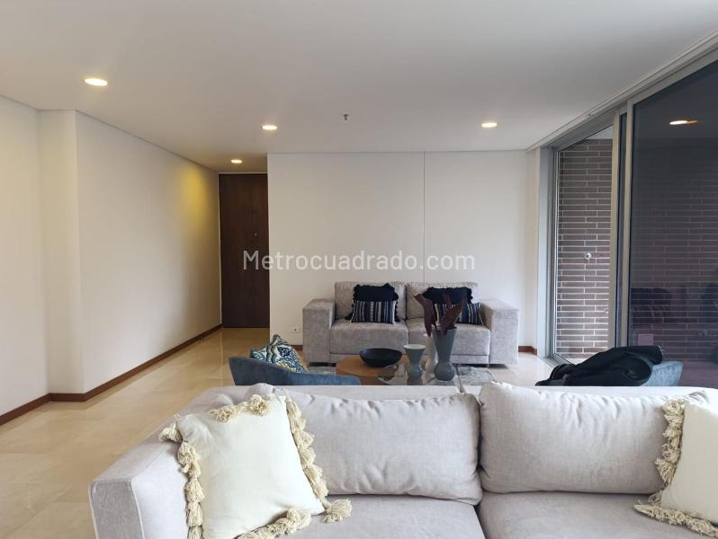 Apartamento Amoblado de 3 Alcobas con Terraza en El Poblado - 3