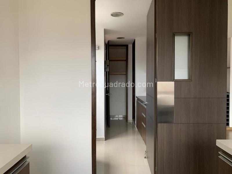 Apartamento Amplio de 3 Alcobas con Gimnasio en El Poblado - 8