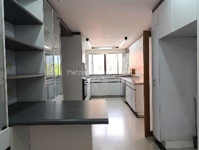 Apartamento de 3 alcobas en arriendo en Los Balsos, Medellín, 320 m² · foto 5 de 19