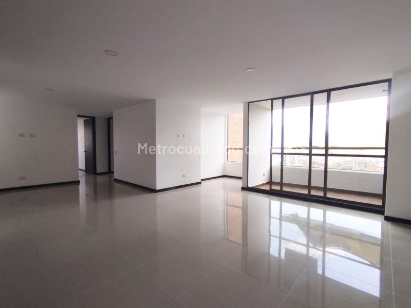 3BR Apartment with Balcony and Covered Parallel Parking in El Poblado