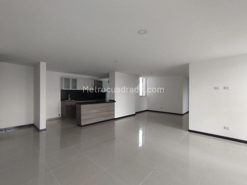 3BR Apartment with Balcony and Covered Parallel Parking in El Poblado - 3