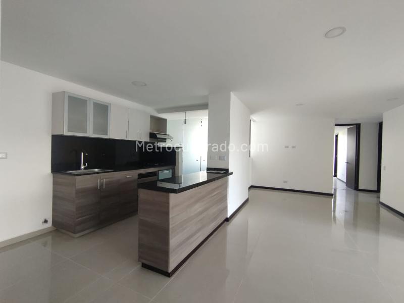 3BR Apartment with Balcony and Covered Parallel Parking in El Poblado - 4