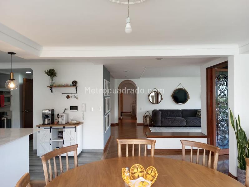 Apartamento Amplio de 4 Alcobas Cerca de Clínicas en El Poblado - 3