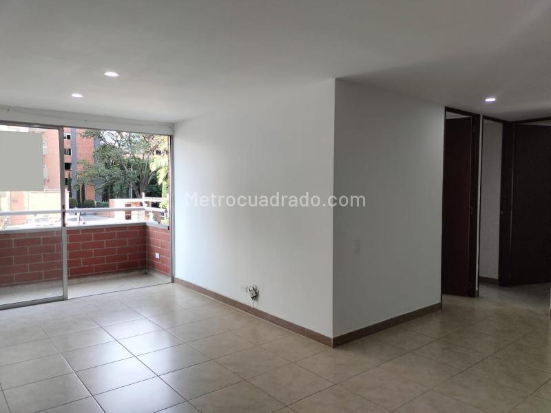 3BR Apartment with TV Lounge and Covered Parking in El Poblado - 3