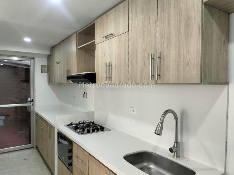 3BR Apartment with TV Lounge and Covered Parking in El Poblado - 6