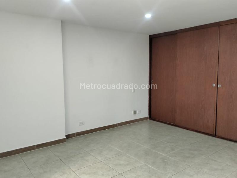 3BR Apartment with TV Lounge and Covered Parking in El Poblado - 9