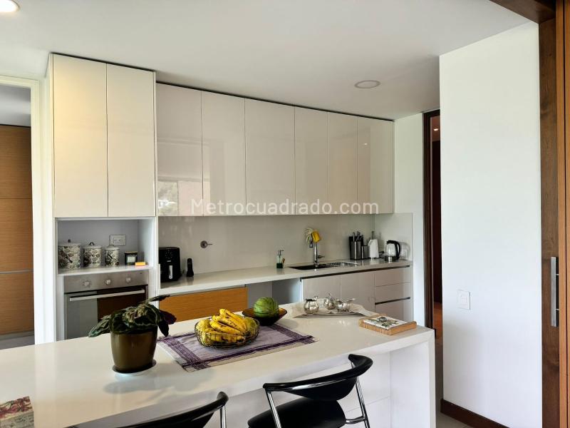 Modern 3BR Apartment Near Malls in El Poblado - 8