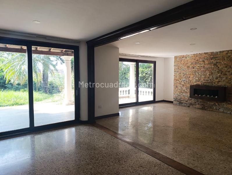 Casa de 4 Alcobas con Chimenea en El Poblado, Cerrado - 2