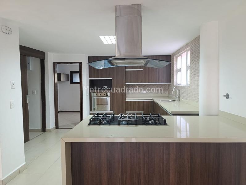 Casa de 4 Alcobas con Chimenea en El Poblado, Cerrado - 5