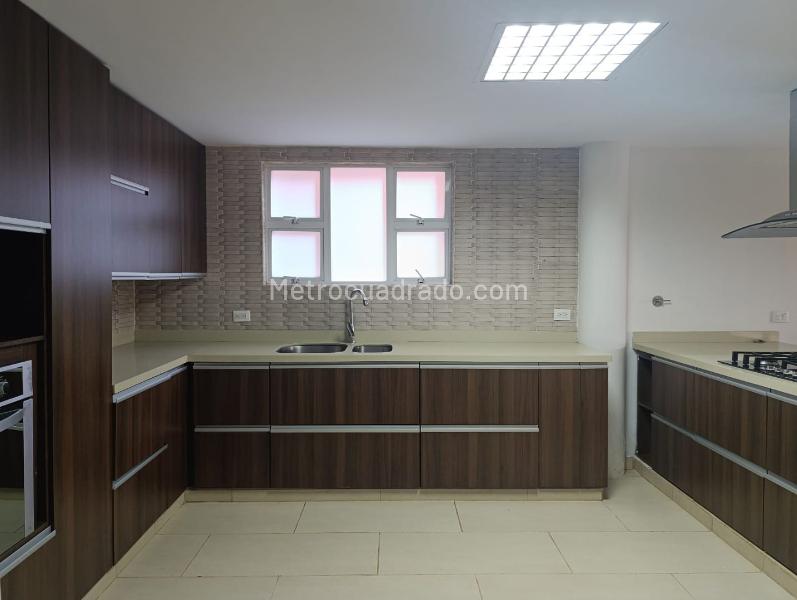 Casa de 4 Alcobas con Chimenea en El Poblado, Cerrado - 6