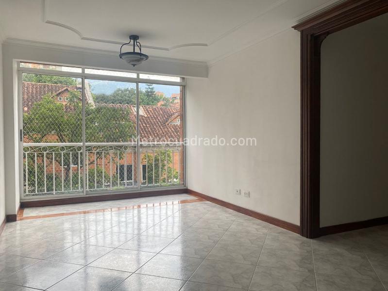 3BR Apartment with Study and Covered Parking in El Poblado