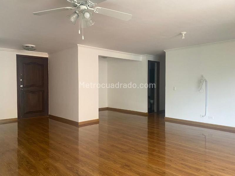 Apartamento de 3 Alcobas con Balcón y Parqueo Lineal Cubierto en El Poblado - 2