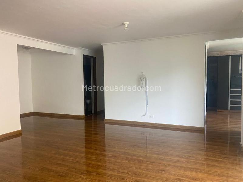 Apartamento de 3 Alcobas con Balcón y Parqueo Lineal Cubierto en El Poblado - 3