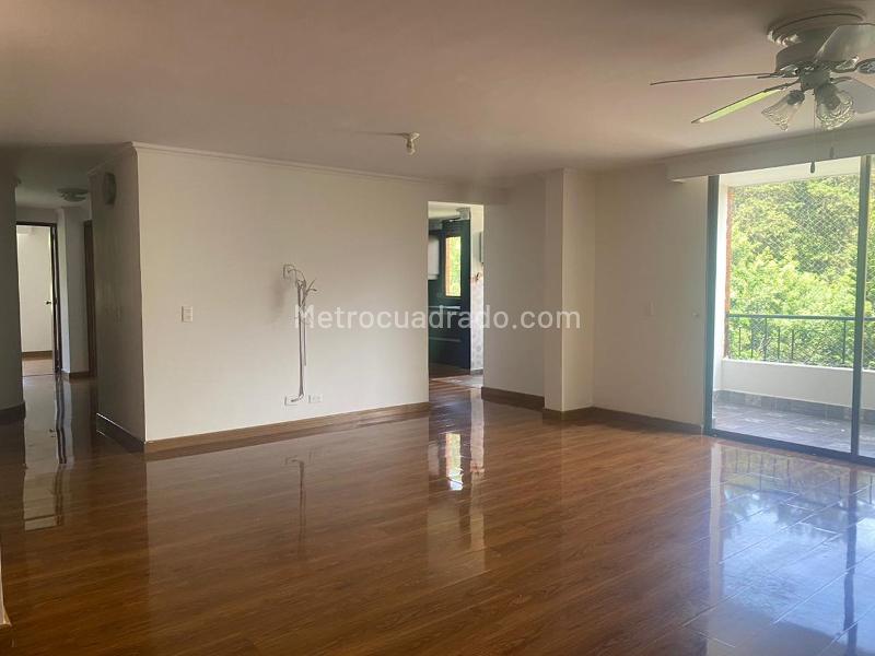 Apartamento de 3 Alcobas con Balcón y Parqueo Lineal Cubierto en El Poblado - 4