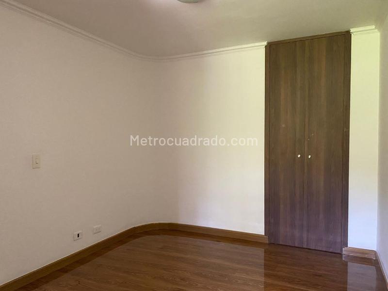 Apartamento de 3 Alcobas con Balcón y Parqueo Lineal Cubierto en El Poblado - 8