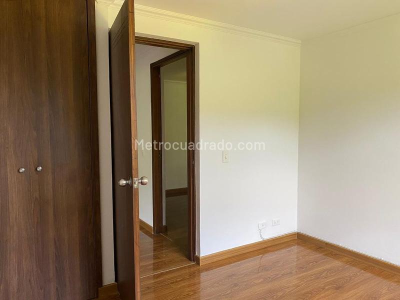 Apartamento de 3 Alcobas con Balcón y Parqueo Lineal Cubierto en El Poblado - 9