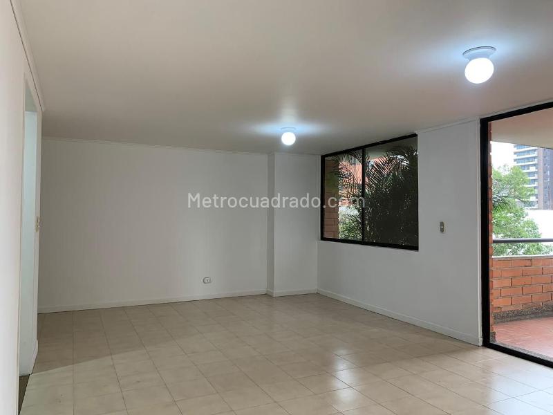 Apartamento Amplio de 3 Alcobas con Balcón en El Poblado - 2