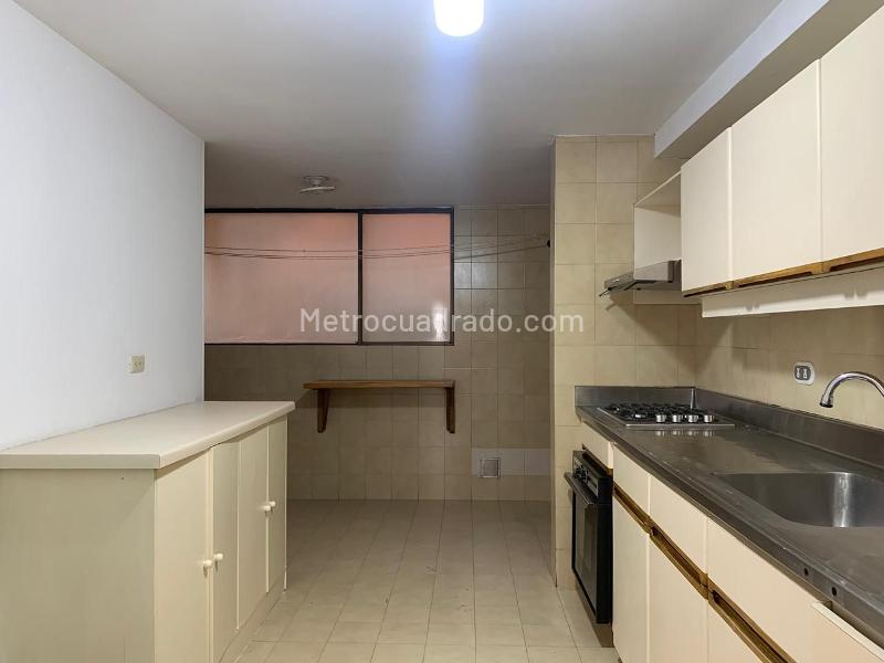 Apartamento Amplio de 3 Alcobas con Balcón en El Poblado - 3