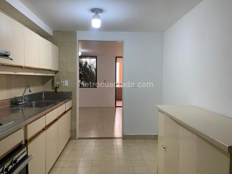 Apartamento Amplio de 3 Alcobas con Balcón en El Poblado - 4