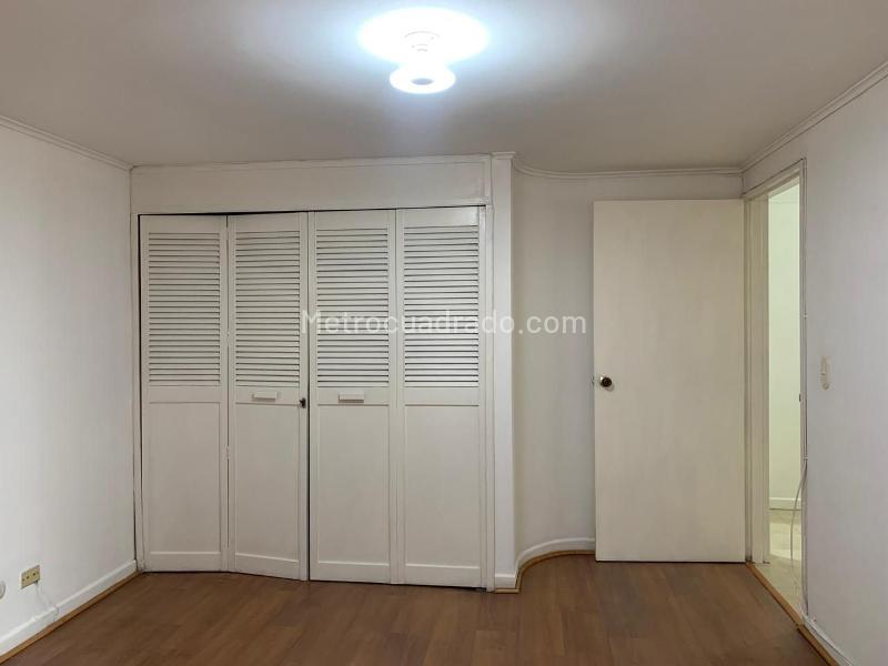 Apartamento Amplio de 3 Alcobas con Balcón en El Poblado - 8