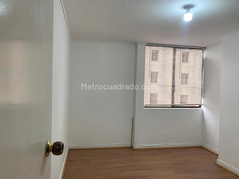 Apartamento Amplio de 3 Alcobas con Balcón en El Poblado - 9