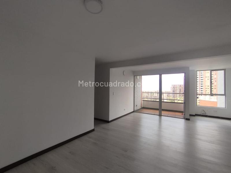 Apartamento de 3 Alcobas con Balcón y Parqueadero Cubierto en El Poblado - 2