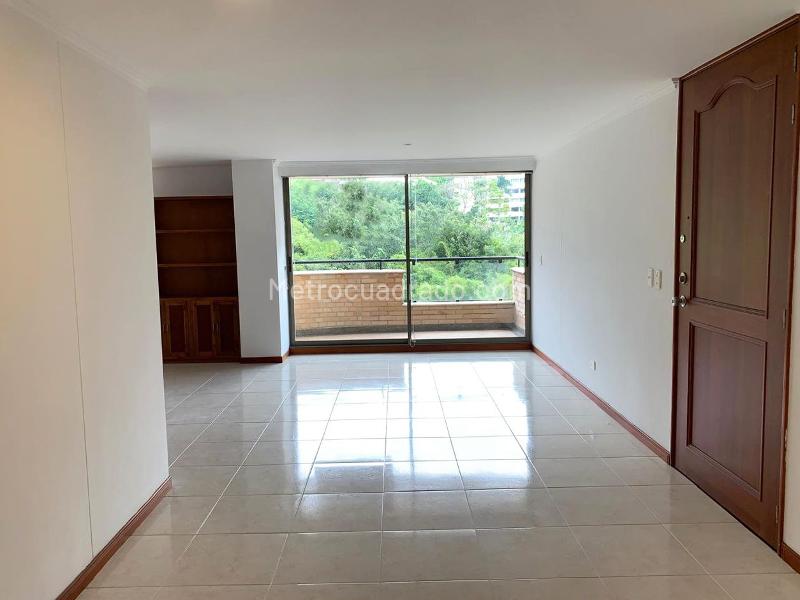 Modern 2BR Apartment Near Supermarkets in El Poblado - 3