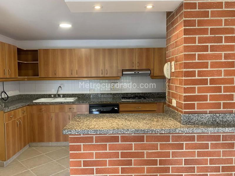 Modern 2BR Apartment Near Supermarkets in El Poblado - 5