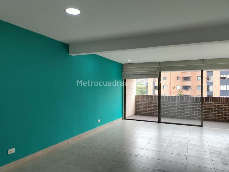 3BR Apartment Near Shopping in El Poblado