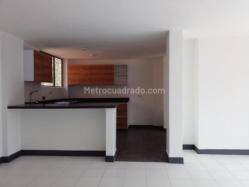 Apartamento de 3 Alcobas con Balcón y Parqueadero Independiente Cubierto en El Poblado - 2