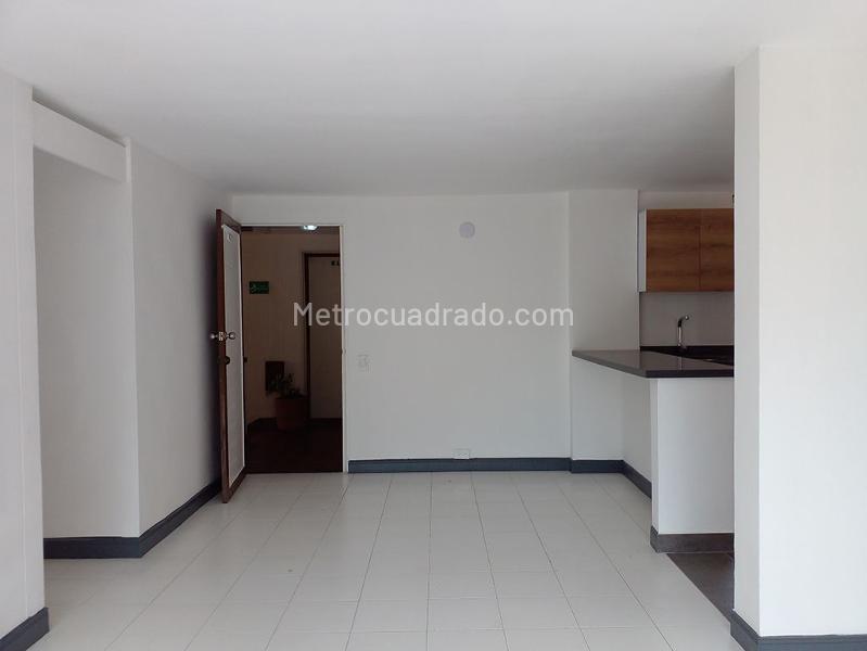 Apartamento de 3 Alcobas con Balcón y Parqueadero Independiente Cubierto en El Poblado - 4