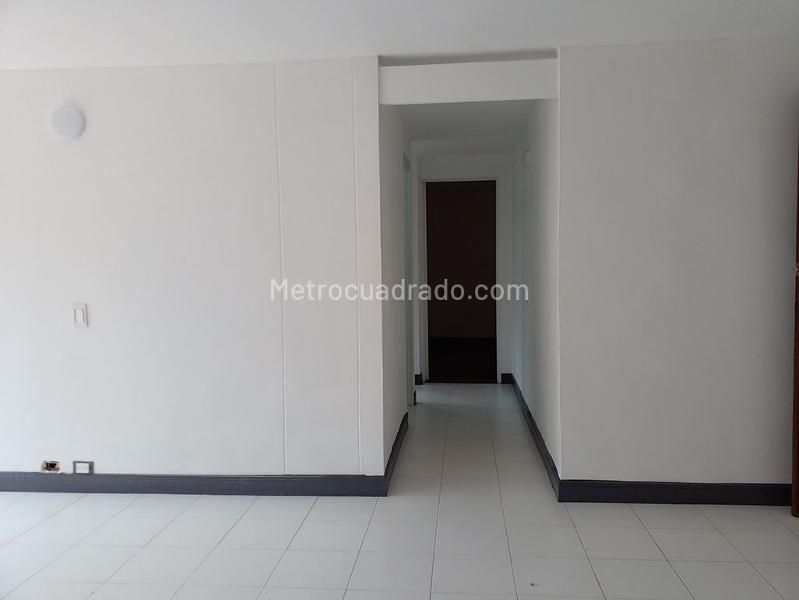 Apartamento de 3 Alcobas con Balcón y Parqueadero Independiente Cubierto en El Poblado - 5