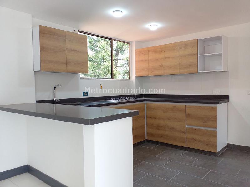 Apartamento de 3 Alcobas con Balcón y Parqueadero Independiente Cubierto en El Poblado - 6