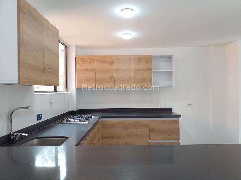 Apartamento de 3 Alcobas con Balcón y Parqueadero Independiente Cubierto en El Poblado - 7