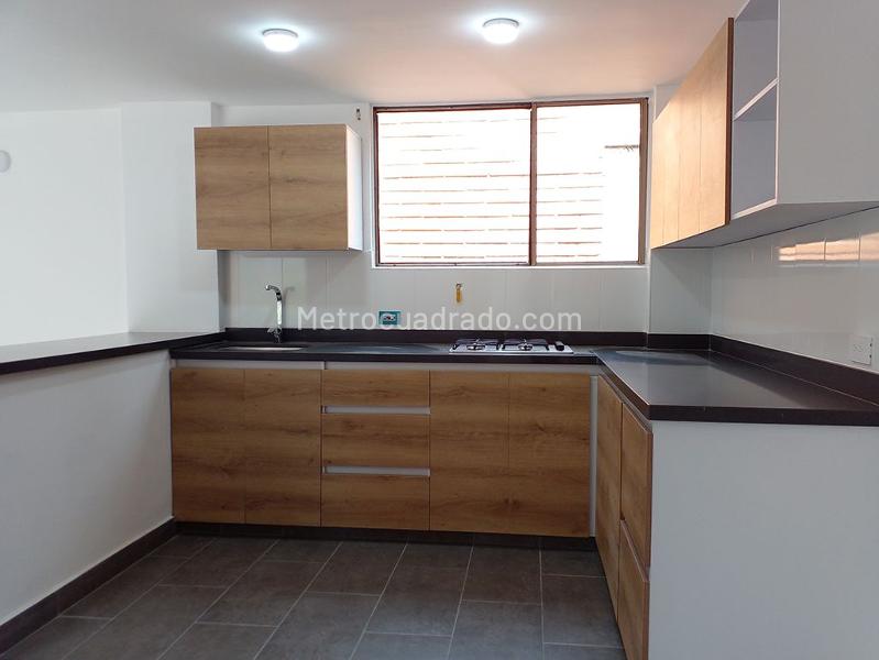 Apartamento de 3 Alcobas con Balcón y Parqueadero Independiente Cubierto en El Poblado - 8