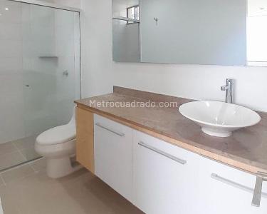 Apartamento de 3 alcobas en arriendo en El Castillo, Medellín, 85 m² · foto 9 de 10