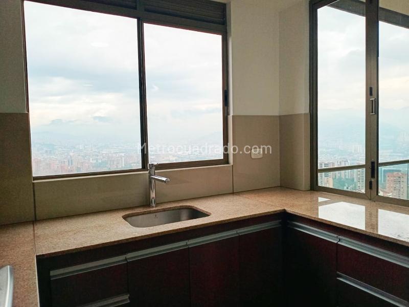Apartamento de 2 alcobas con balcón en El Poblado (conjunto cerrado) - 7