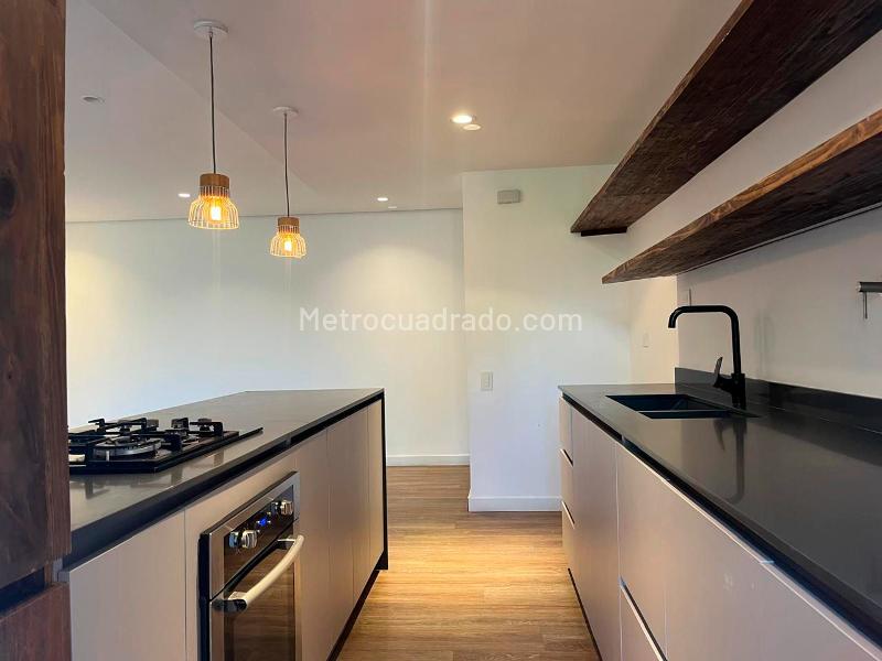 Apartamento Moderno de 2 Alcobas con Balcón en El Poblado - 3
