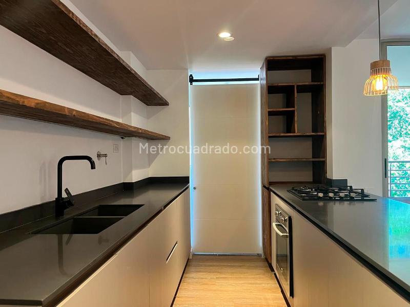 Apartamento Moderno de 2 Alcobas con Balcón en El Poblado - 4