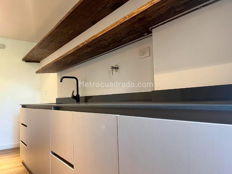 Apartamento Moderno de 2 Alcobas con Balcón en El Poblado - 7