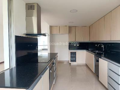 Apartamento de 4 alcobas en venta en El Poblado, Medellín, 220 m² · foto 6 de 19