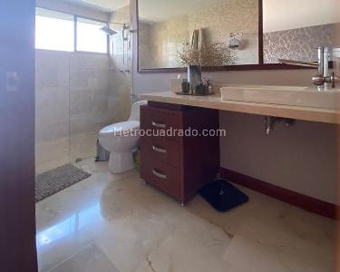 Apartamento de 3 alcobas en venta en El Poblado, Medellín, 210 m² · foto 13 de 17