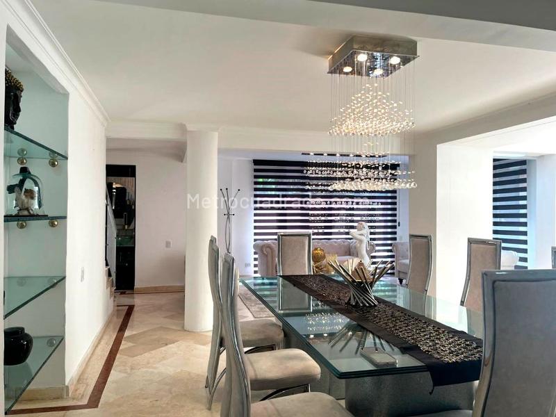 Casa Amoblada de 4 Alcobas con Piscina Privada en El Poblado - 3