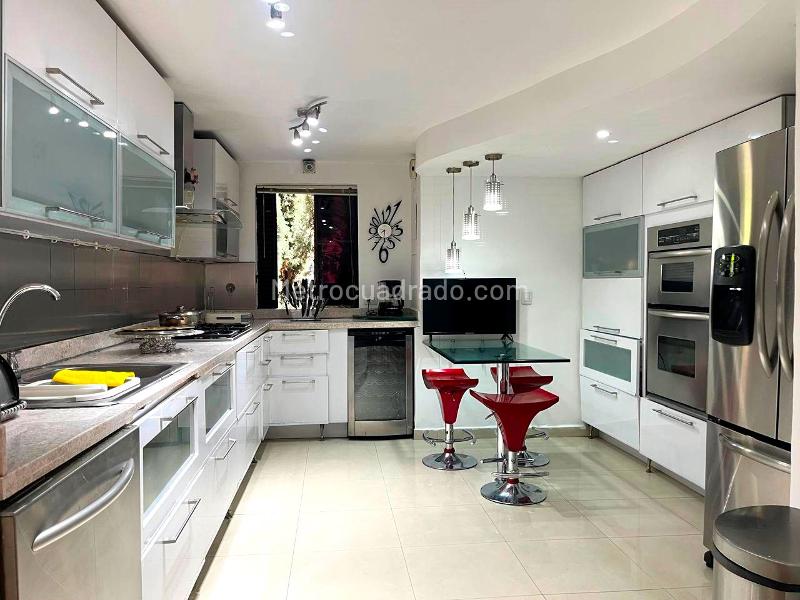 Casa Amoblada de 4 Alcobas con Piscina Privada en El Poblado - 5