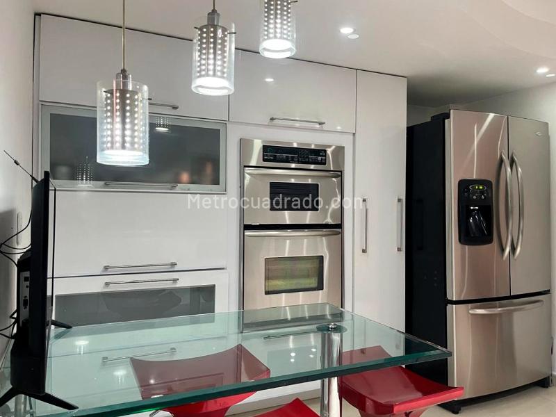 Casa Amoblada de 4 Alcobas con Piscina Privada en El Poblado - 8