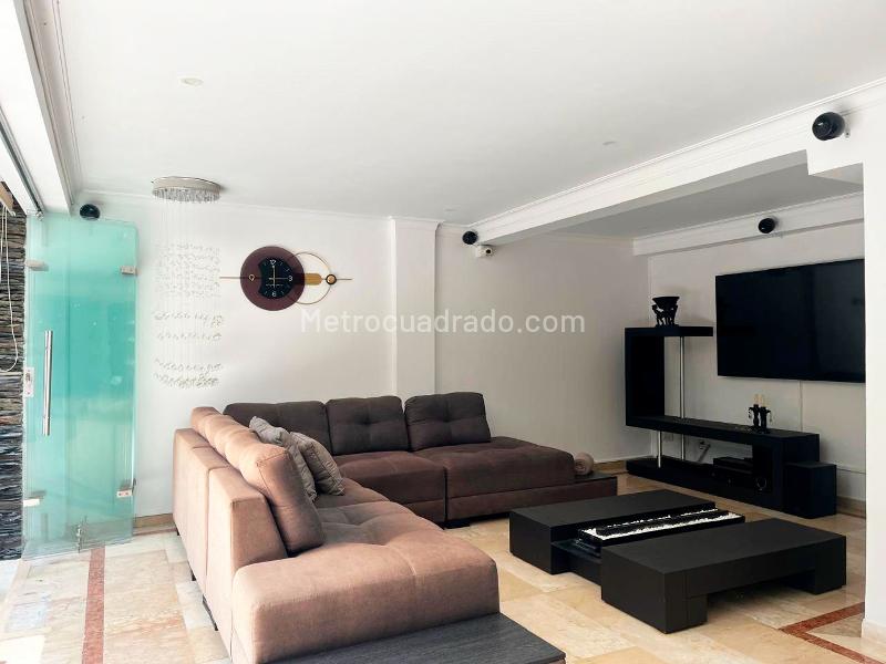 Casa Amoblada de 4 Alcobas con Piscina Privada en El Poblado - 9