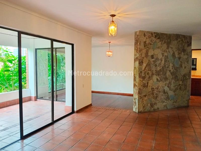 Casa de 4 Alcobas en Arriendo en Unidad Cerrada en El Poblado - 2