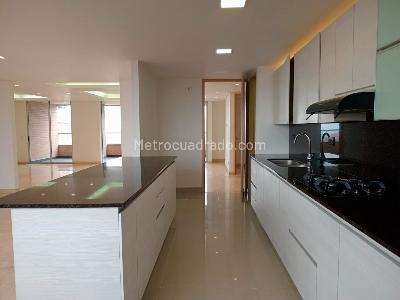 Apartamento de 3 alcobas en venta en El Poblado, Medellín, 219 m² · foto 10 de 20