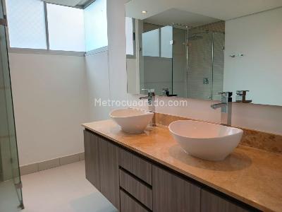 Apartamento de 3 alcobas en venta en El Poblado, Medellín, 219 m² · foto 19 de 20